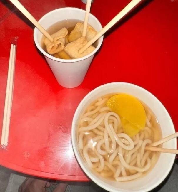 南韩民众在节庆摊商买餐点果腹，花了1.1万韩元直呼被坑钱。（图撷自网路论坛bobaedream）