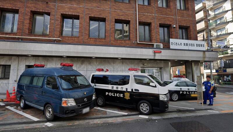 日本东京都港区东海道新干线高架段旁的工地,疑似挖到未爆弹。图为高轮警察署。(图撷自Google街景) 日本东京都港区东海道新干线高架段旁的工地,疑似挖到未爆弹。图为高轮警察署。(图撷自Google街景)