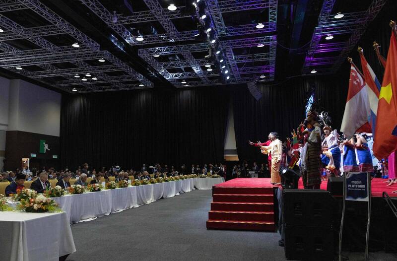 美国总统川普亚洲行,今天离开东南亚国协峰会转往日本访问。来自世界各国的领袖继续峰会议程,并在美国关税压力笼罩下,讨论如何加强经济与贸易关系。(法新社) 美国总统川普亚洲行,今天离开东南亚国协峰会转往日本访问。来自世界各国的领袖继续峰会议程,并在美国关税压力笼罩下,讨论如何加强经济与贸易关系。(法新社)