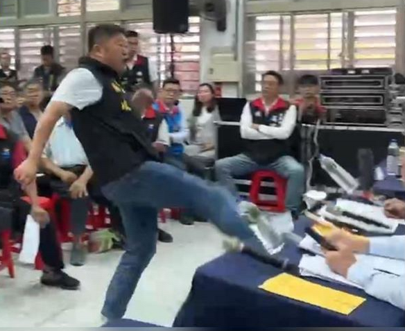 張峻怒踹傅崐萁桌子完整片曝光 花蓮議員曝座談會「怪處」 - 政治 - 自由時報電子報