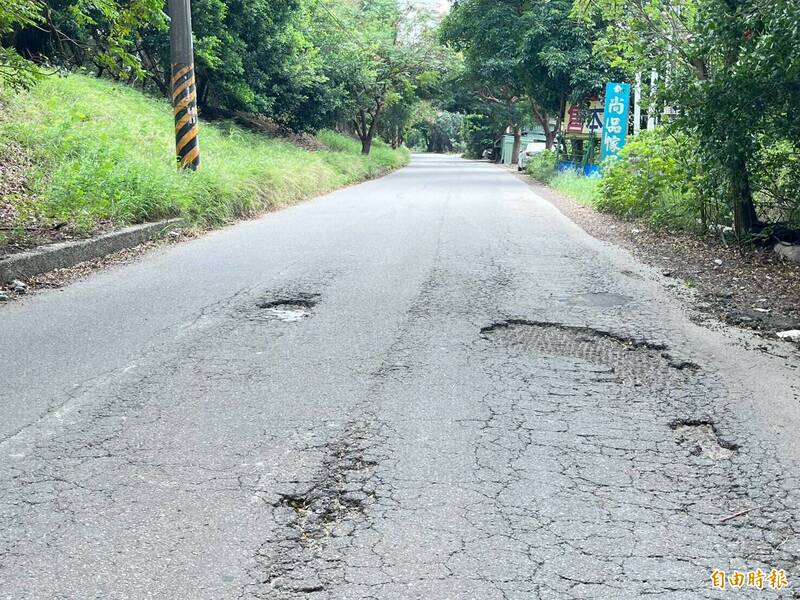 图为D骑士发生「犁田」的凤山溪南岸水防道路，新竹地院认为因非供民众通行的一般道路，所以现场有坑洞、没路灯都算正常。（记者黄美珠摄）