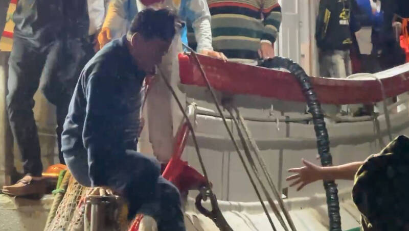 洪添进与船员们获救后，今日凌晨返回八斗子渔港。（记者吴升儒翻摄）