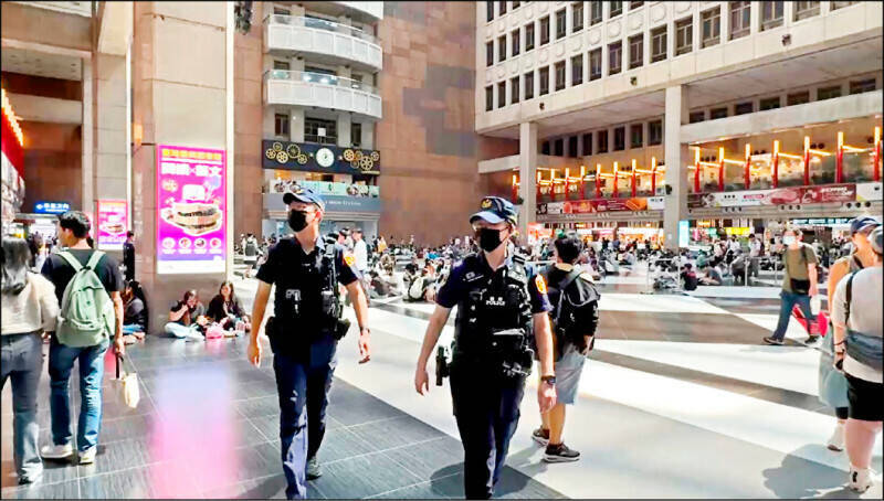 窃盗通缉犯邱胜明9日下午4时在人来人往的台北车站大厅性侵酒醉外籍老妇人10多分钟；事后铁警局加强巡守。（资料照）