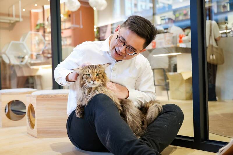 訪寵物友善餐廳 賴瑞隆提「毛孩四寶」打造友善寵物之都