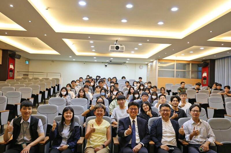 陸委會主委邱垂正(前排右三)在台東大學進行專題演講時表示,「兩岸和平,不能只依賴中共領導人的善意」,我們對和平有理想,但沒有幻想。(圖擷取自陸委會臉書) 陸委會主委邱垂正(前排右三)在台東大學進行專題演講時表示,「兩岸和平,不能只依賴中共領導人的善意」,我們對和平有理想,但沒有幻想。(圖擷取自陸委會臉書)