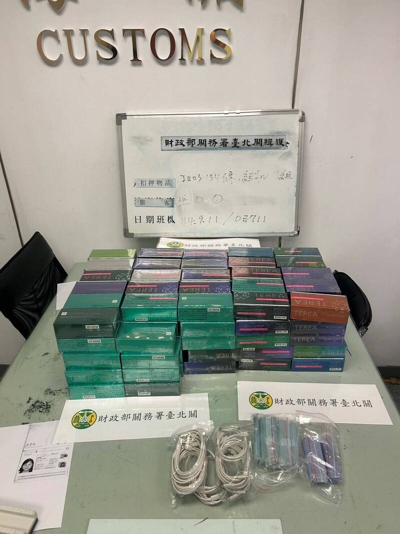 桃园地检署指挥台北关、航警局破获走私集团行贿航警放行加热烟案，查扣加热烟等证物。（记者余瑞仁翻摄）
<h4>☆自由电子报关心您，吸烟有害健康☆</h4>