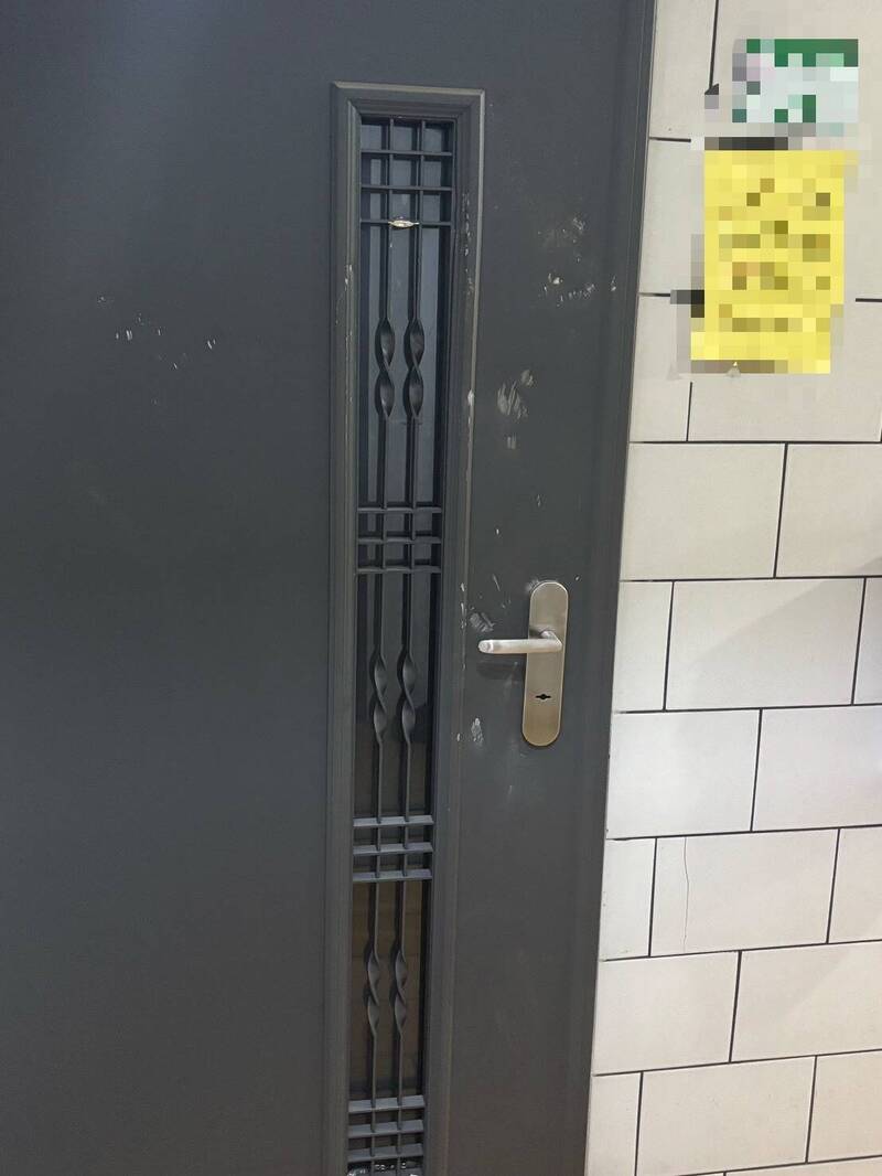 3楼邻居的大门仍可见到砸毁痕迹。（投诉人提供）