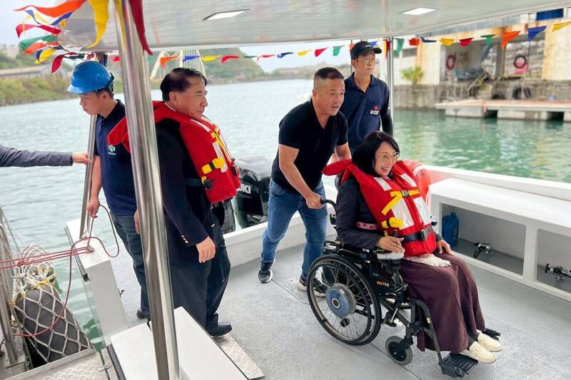 海大無障礙遊艇向洋一號啟航 身障者也能徜徉大海