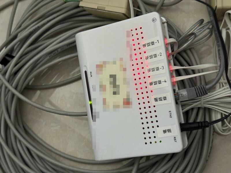 金门检警成立专案小组，侦破「假检警电信诈欺集团转接机房」，起出诈欺电信设备。（金门地检署提供）