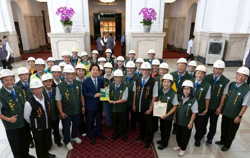 台南做工行善團成立12年 志工參訪總統府賴清德親勉勵
