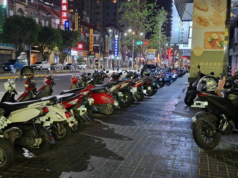 中市甫修建好人行道 議員質疑︰變成機車停放區