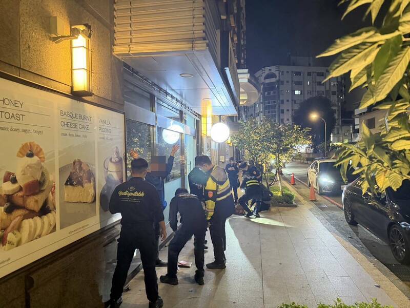 马来西亚18岁许男、26岁罗男以观光名义来台，实则替诈骗集团担任车手工作，警方将两人制伏后，查获赃款20余万元及提款卡。（记者郑淑婷翻摄）