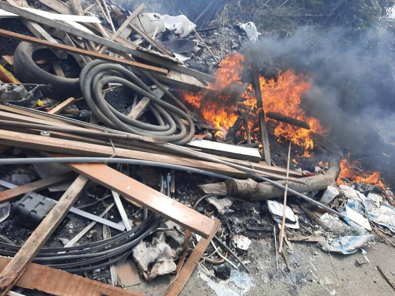 苑裡公墓火警撲滅後 赫見大量營建廢棄物