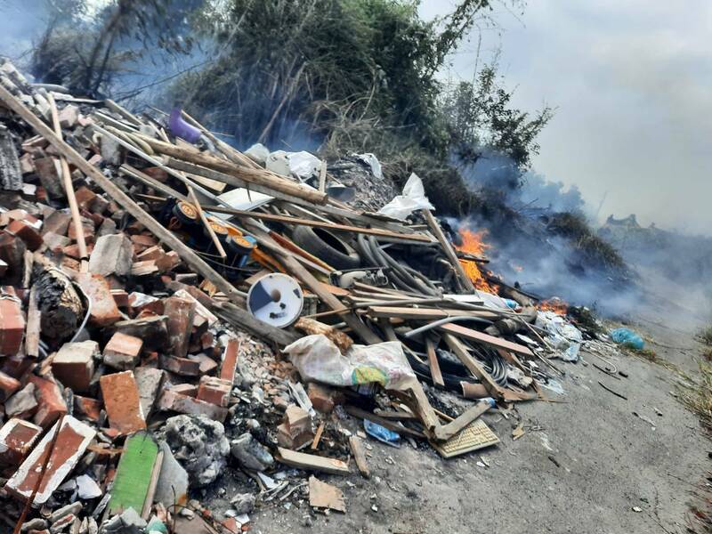 公墓火警撲滅後，赫見大量營建廢棄物。（圖由民眾提供）
