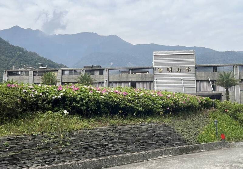 新北溫泉會館泡裸湯驚見有人滑手機 工作人員回「無法強制制止」惹議