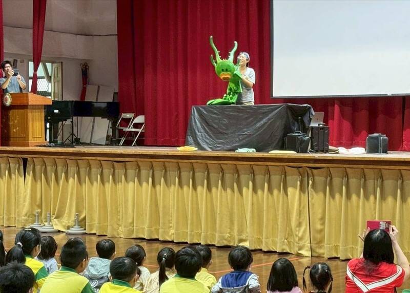 富春國小迎接80週年慶 親師生共賞情緒劇場提升心理健康韌性