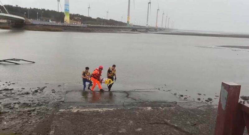 高美景觀橋女子墜橋 海巡警消合力救援