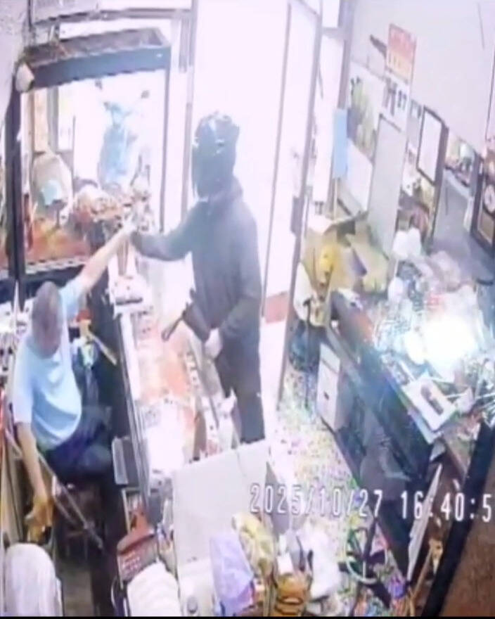 36岁黄姓男抢嫌走进银楼店内先拿辣椒水喷银楼老板。（民众提供）