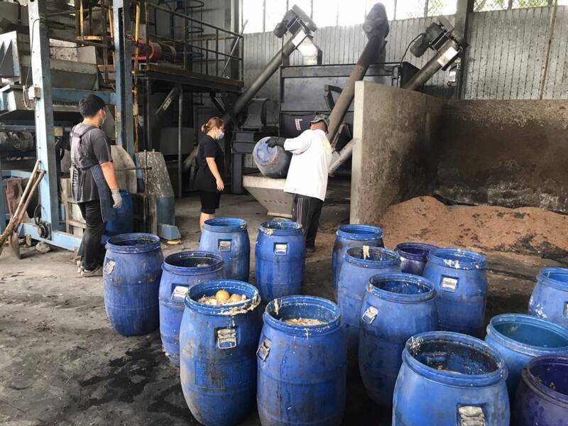 不肖業者4天載逾單月廚餘入崁頂焚化爐遭禁 今竟硬闖遭環保局報警扣車