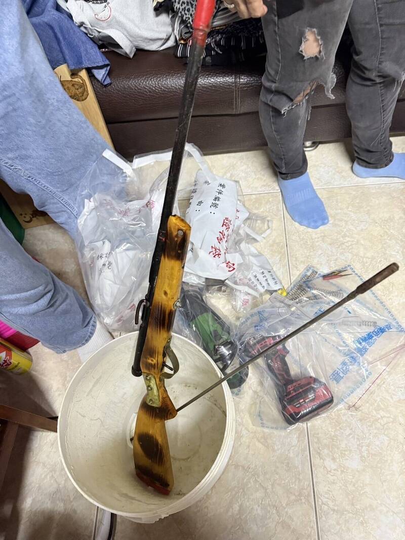 桃园市中坜警分局会同基隆市刑警大队、第四分局及宜兰县警局共组专案小组，在宜兰县五结乡及大同乡查获张姓男子非法持有土制猎枪。（警方提供）