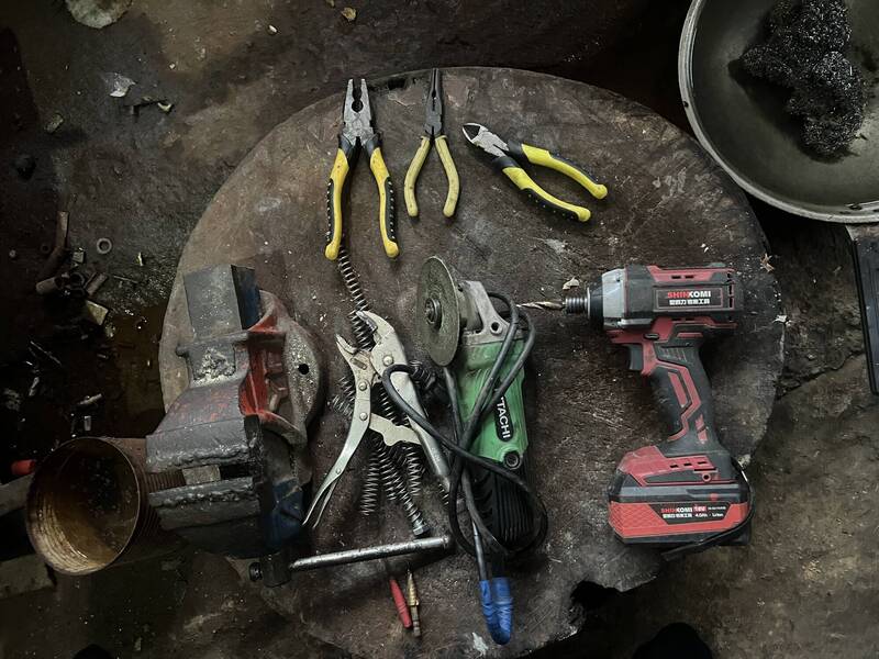 桃园市中坜警分局会同基隆市刑警大队、第四分局及宜兰县警局共组专案小组，在宜兰县五结乡及大同乡查获张姓男子持有改造工具。（警方提供）