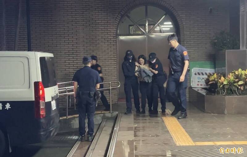 图为简女在法警戒护下上囚车。（记者刘咏韵摄）