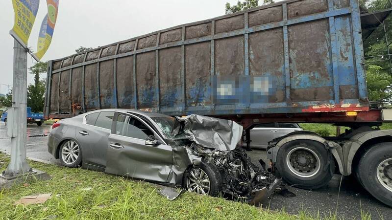 花莲县新城乡台9线184.5公里处，联结车逆向撞上二辆汽车。（民众提供）