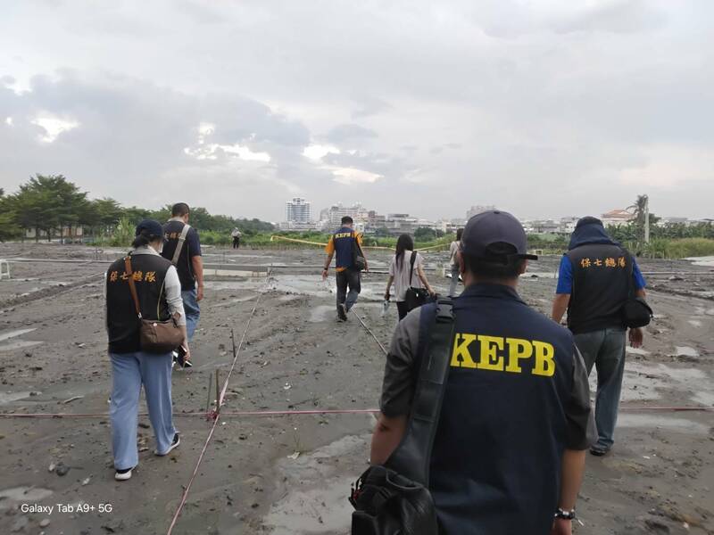 高雄大寮区山仔顶段农地遭不法集团回填建筑事业废弃物，雄检昨天发动搜索，带回司机、清运业者等19人到案。（读者提供）