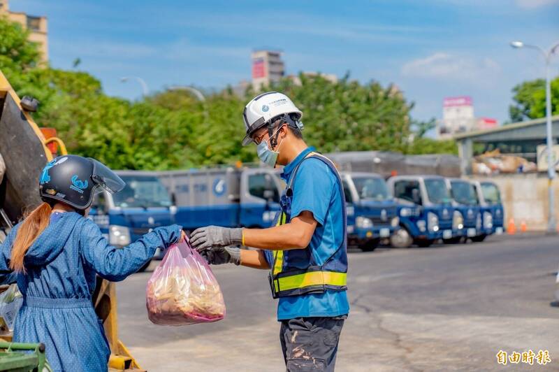 竹縣環保局宣布:即日起嚴格執行「廚餘瀝乾再回收」未配合者將拒收