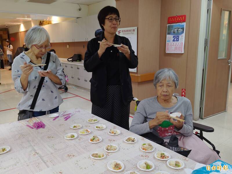 伊甸社福基金會推動「頤養好食」料理，找主廚與營養師開發好入口又色香味俱全的美食，長輩品嘗皆讚不絕口。（記者吳柏軒攝）