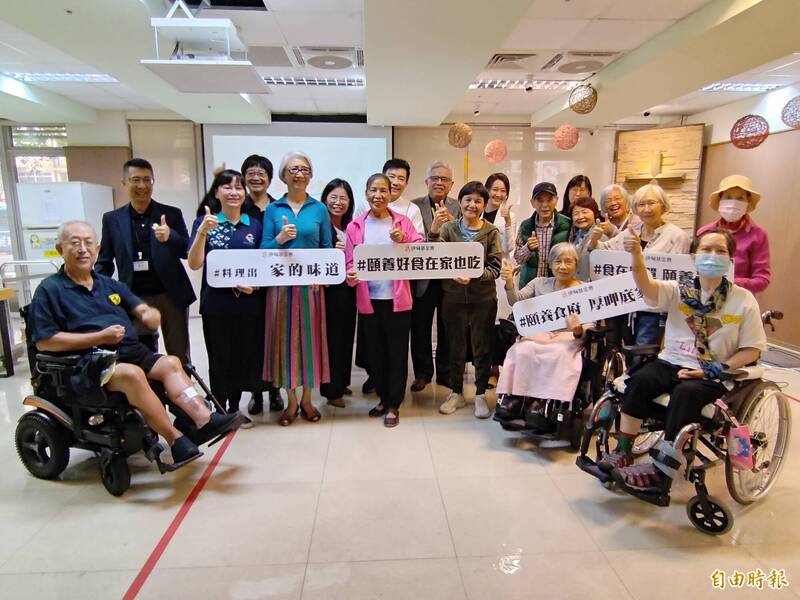 伊甸社福基金會推「頤養食在家」觀念，找主廚與營養師開發好吃好入口又好消化的菜單，照顧長輩健康需求。（記者吳柏軒攝）