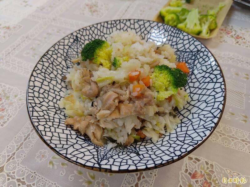 主廚吳秉承與營養師許瓊月合作開發適合長輩的料理，這道「什錦雞丁蔬菜飯」就滿滿有菜有肉有澱粉，視覺味覺都滿足。（記者吳柏軒攝）