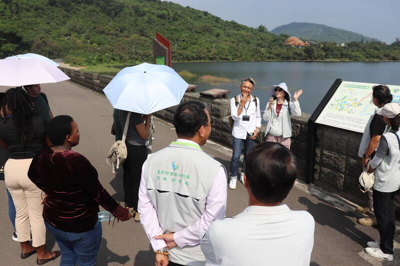 6邦交國青年參訪阿公店水庫、復興渠 讚台灣農業科技進步