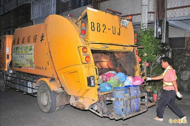 屏东县清洁队卖官案近年已4起，清洁队员每天面对民众，并非轻松工作。图片人物与新闻无关。（资料照，记者蔡宗宪摄）