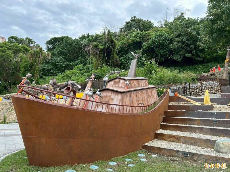 傻了!彰化市中興莊打造「鐵殼船」公共藝術 遭質疑看攏嘸