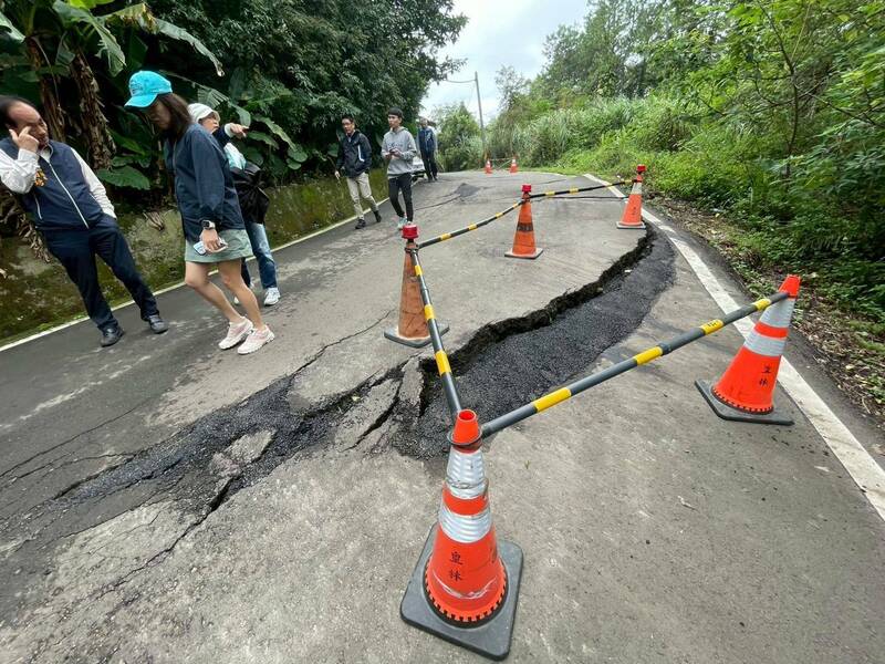 桃園大溪金山路不堪雨襲路面隆起變形 即起緊急封路