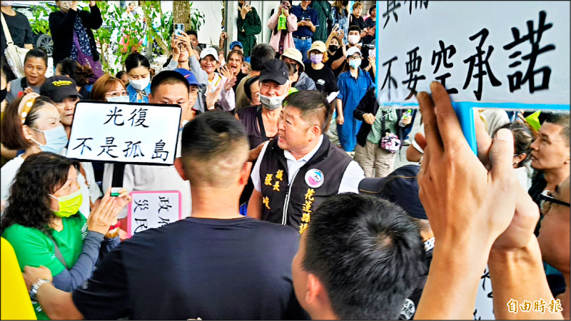 傅崐萁辦重建座談 災民遭擋場外 議長張峻怒踹桌抗議