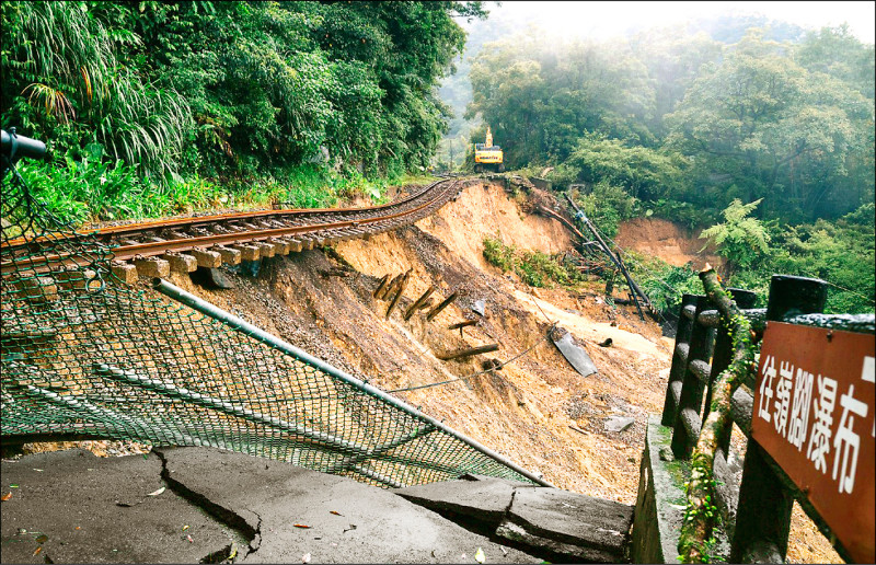 台鐵平溪線路基流失 春節前搶通