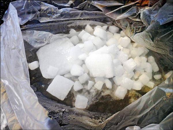 德岛大学1位研究生在研究室因缺氧死亡，死因疑似为干冰导致；干冰示意图。（资料照）