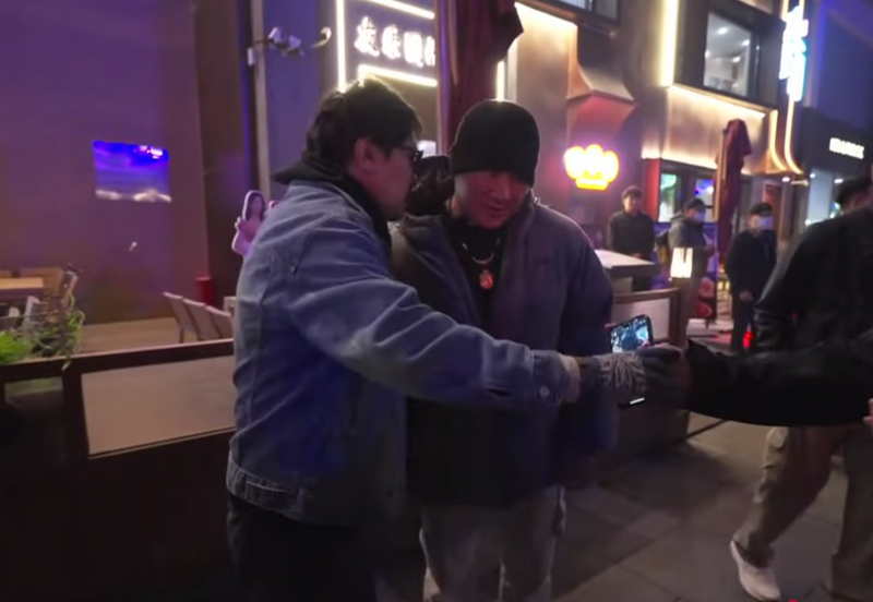 男子湊近館長耳邊，說了一句「中國、台灣，一邊一國」。（圖翻攝自館長惡名昭彰YT）