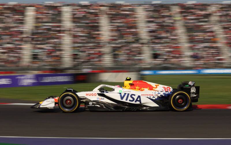 纽西兰车手罗森（Liam Lawson）在比赛途中，险些撞上两名清理碎片的工作人员。（路透）