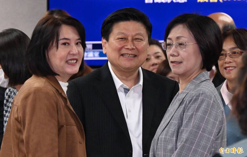 王鴻薇酸張峻踹桌「很民進黨」 網翻黑歷史嗆:比中指很國民黨