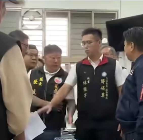 張峻踹桌害傅崐萁嚇到? 陳時奮教花蓮王如何「打架」笑翻網友!