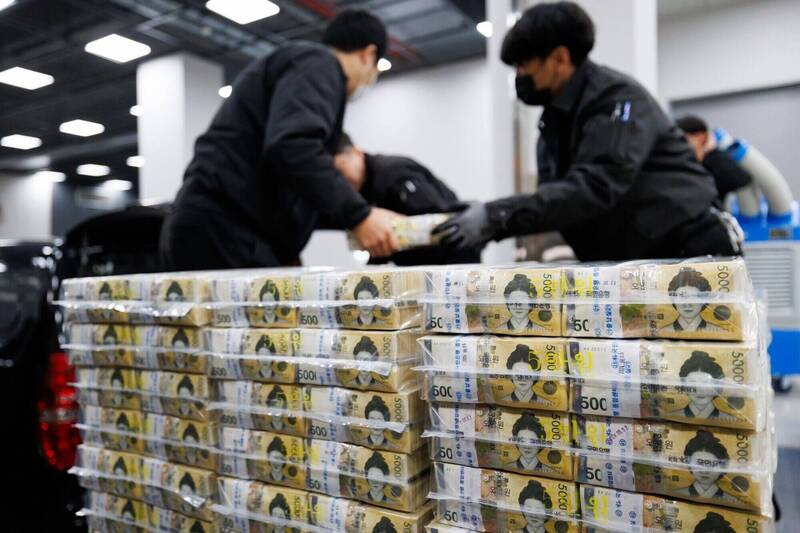 南韩首尔警方拦下横越马路的7旬老翁，没想到对方是诈骗96亿韩元的通缉犯。韩钞示意图。（彭博）