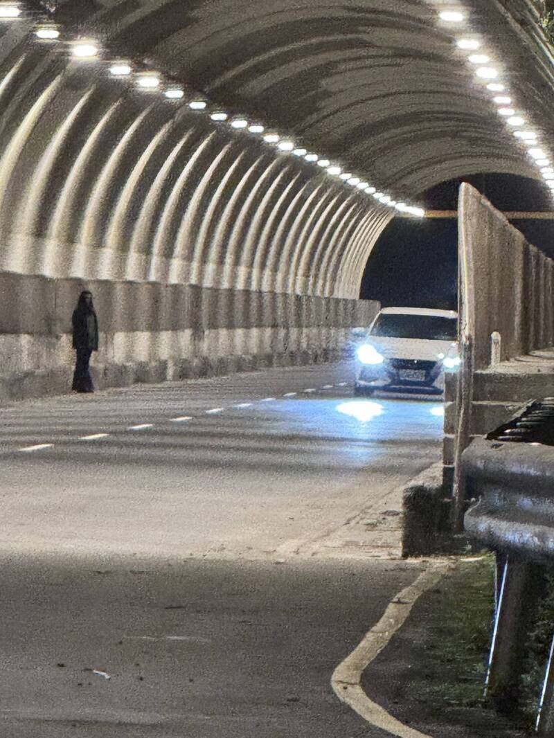 獨家》隧道驚見「人形鬼影」差點摔車 基隆男拍照跑去找媽祖求解