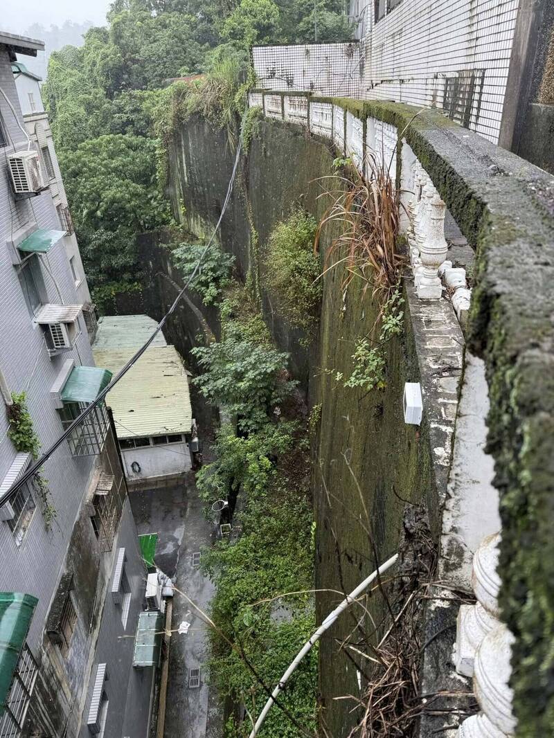 新店錦繡社區擋土牆崩塌 新北市議員黃心華:注意周邊擋土牆排水