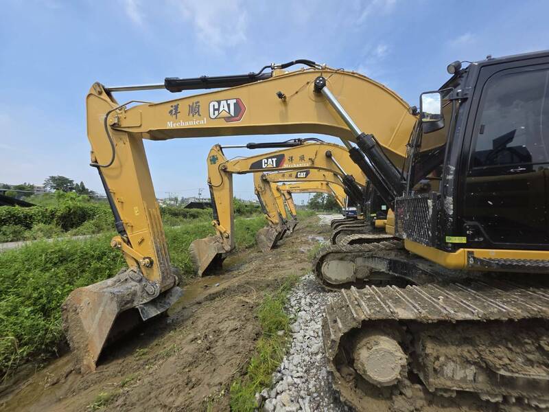 前议员助理石丽君涉嫌盗采砂石案，被桥头地检署声请法院羁押获准，检方先前并查扣涉案怪手。（桥检提供）