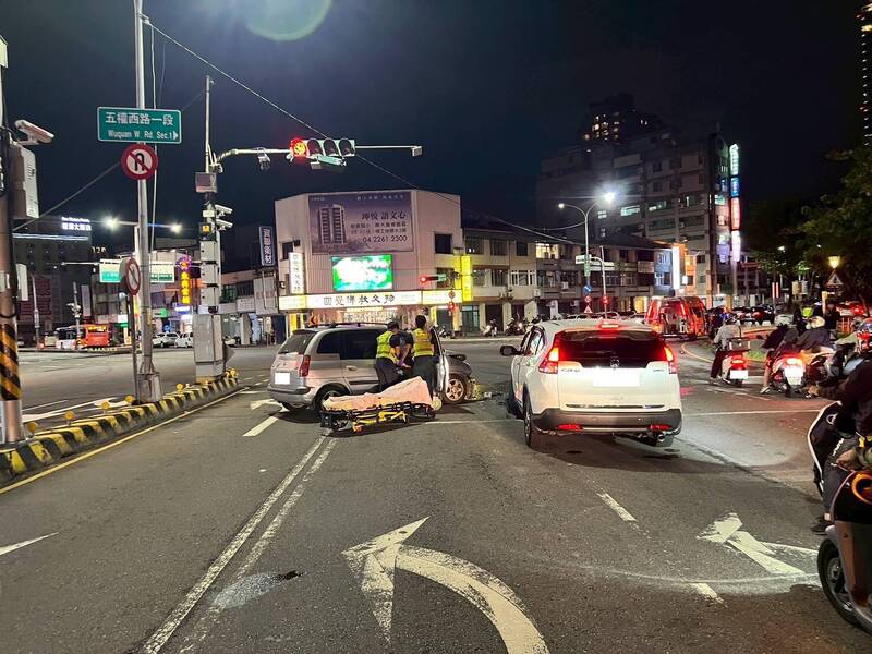 陈男酒驾逆向冲到对向车道，碰撞2汽机车酿4伤。（民众提供）