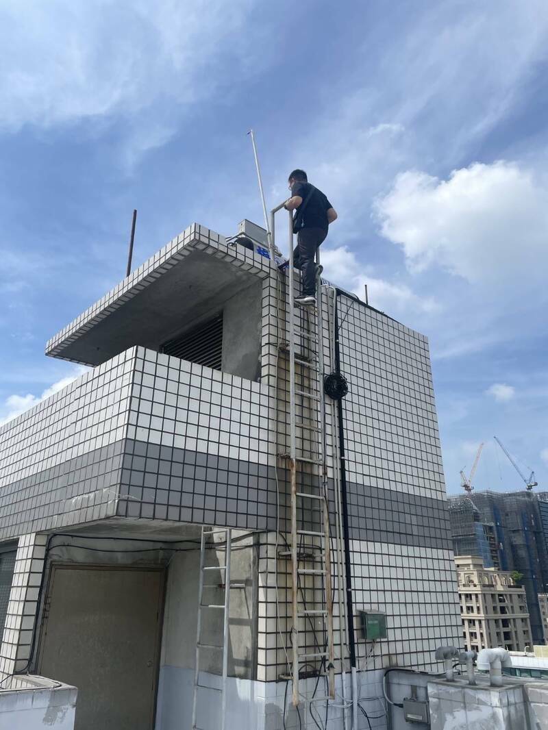 调查官冒险爬上大楼水塔找寻刘男藏暱的手机。（记者黄佳琳翻摄）