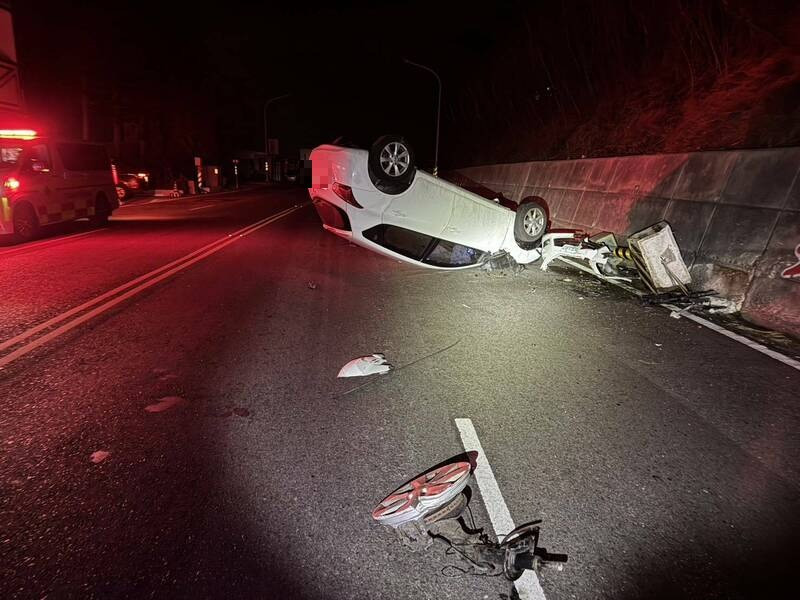 酒驾肇事车辆先撞击路旁公共电器设施，再撞击围墙翻覆。（马公警分局提供）